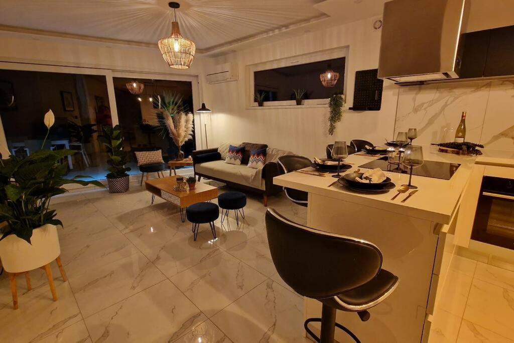 קולמר Suite Prestige Logement Neuf Avec Spa Et Ecran De Cinema En Rez De Jardin מראה חיצוני תמונה