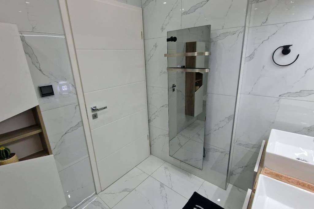 קולמר Suite Prestige Logement Neuf Avec Spa Et Ecran De Cinema En Rez De Jardin מראה חיצוני תמונה